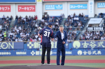 Český-velvyslanec-v-Japonsku-Martin-Klučar-se-zdraví-s-reprezentantem-Milanem-Prokopem-před-slavnostním-nadhozem-během-Czech-Baseball-Day