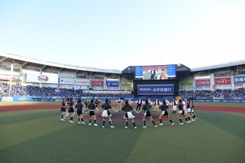 Pásli-ovce-Valaši-v-podání-souboru-Valaška-a-japonských-roztleskávaček-během-Czech-Baseball-Day