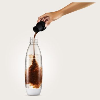 cola_pomeranc_pouring